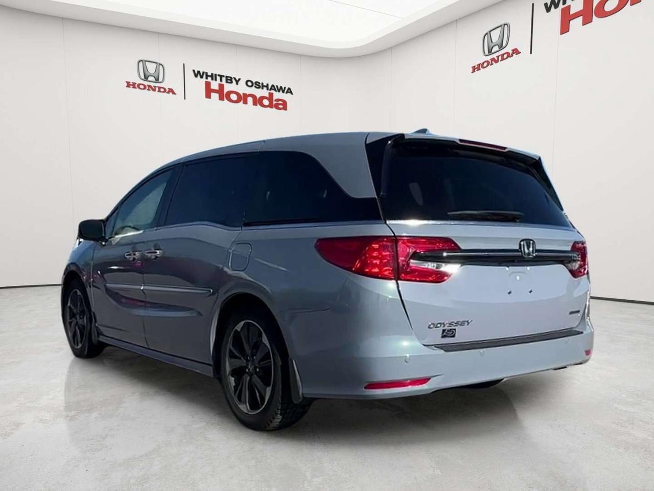 2023 Honda Odyssey Touring Photo4