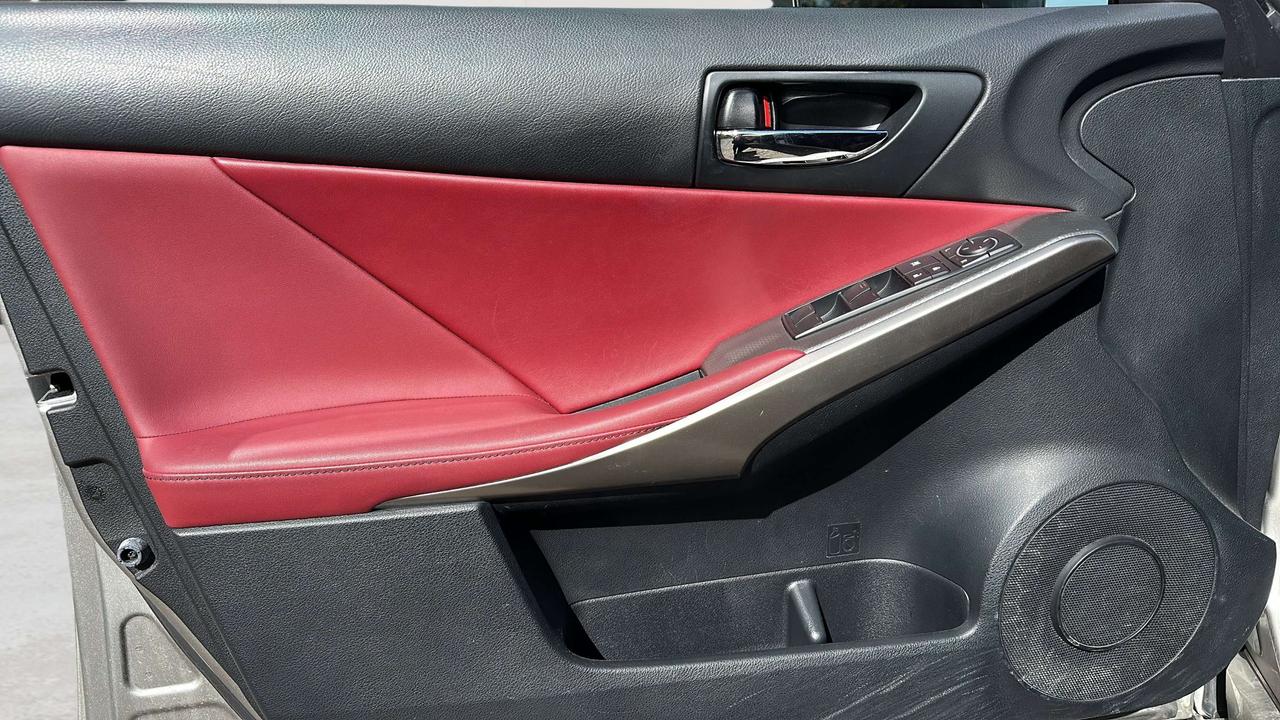 2016 Lexus IS 300 Photo