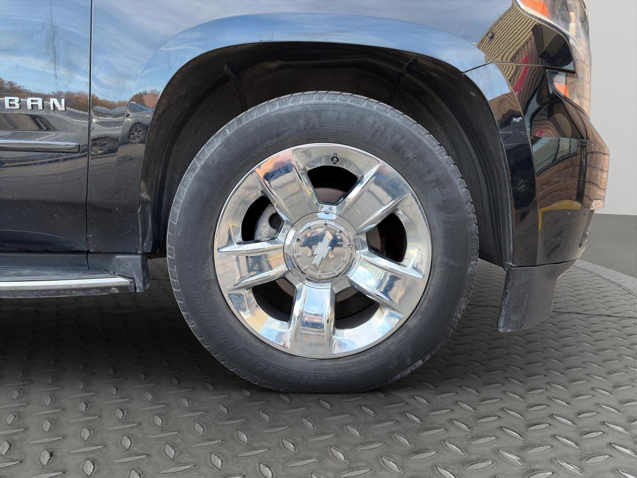 2017 Chevrolet Suburban Premier | Front Collison Warning | Adaptive Cruise Control | Lane Keep Assist | Blind Spot Monitor | Photo5