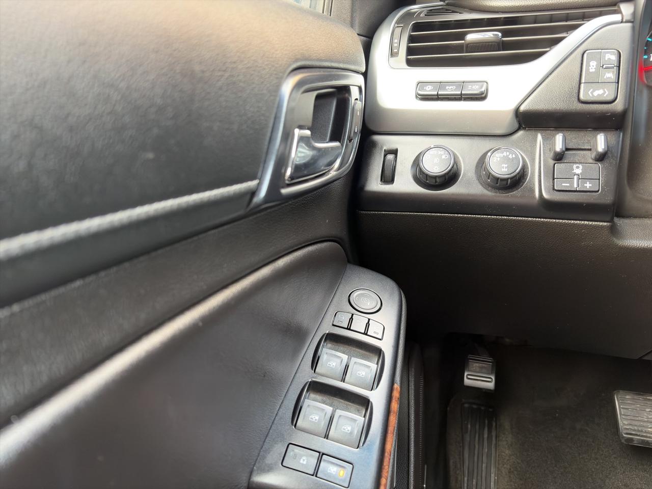 2017 Chevrolet Suburban Premier | Front Collison Warning | Adaptive Cruise Control | Lane Keep Assist | Blind Spot Monitor | Photo