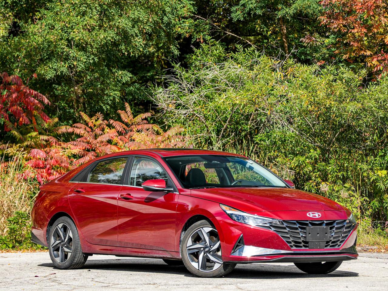 2023 Hyundai Elantra Luxury Photo1