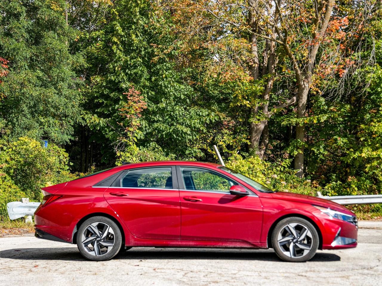 2023 Hyundai Elantra Luxury Photo3