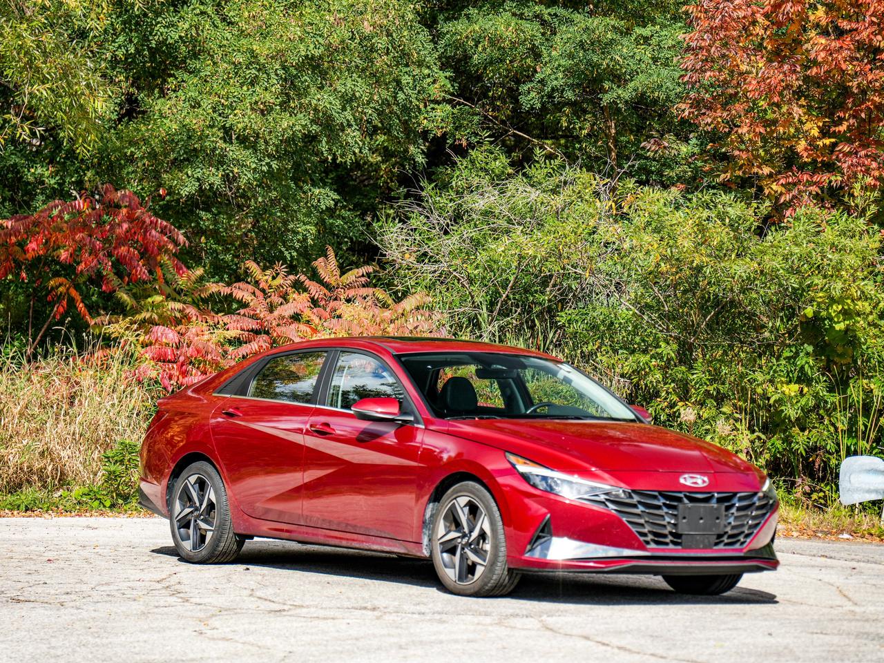 2023 Hyundai Elantra Luxury Photo2