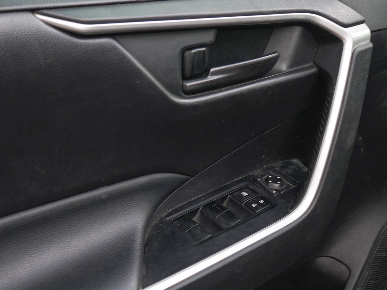 2020 Toyota RAV4 LE Photo