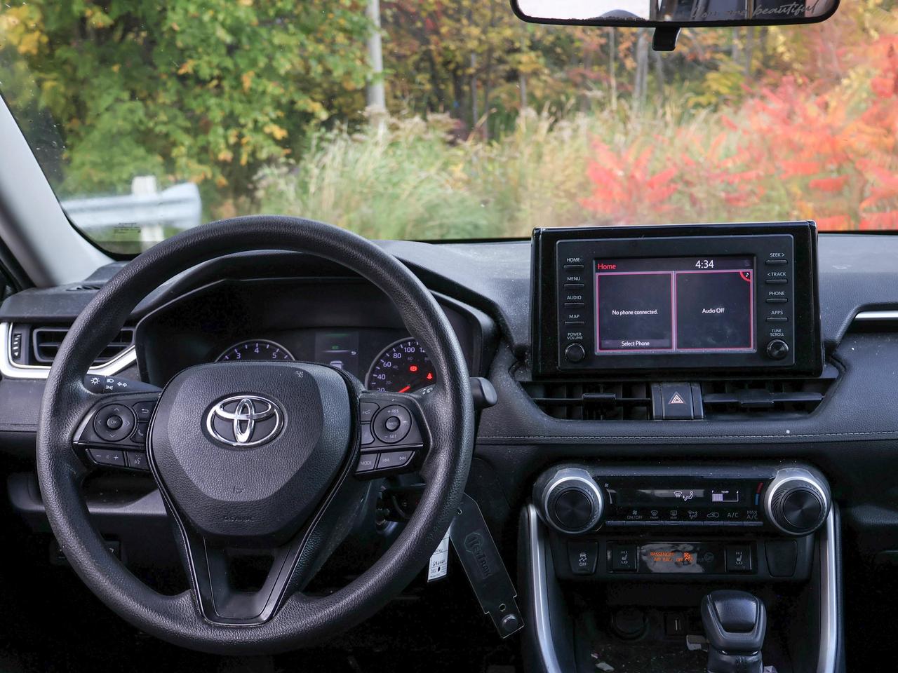 2020 Toyota RAV4 LE Photo