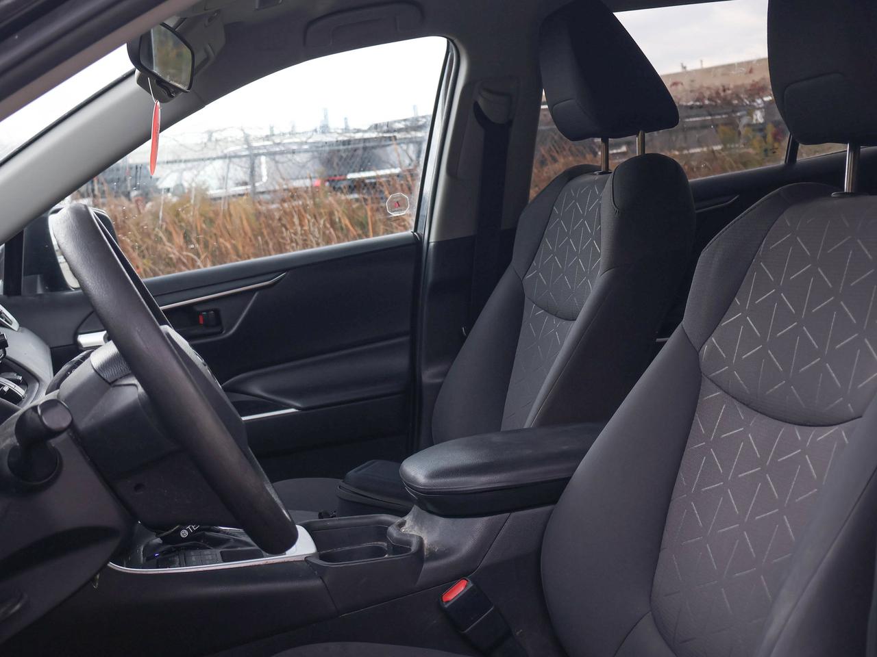 2020 Toyota RAV4 LE Photo