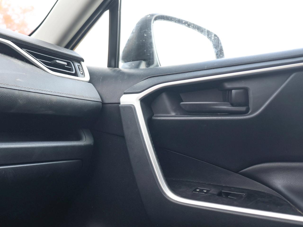 2020 Toyota RAV4 LE Photo