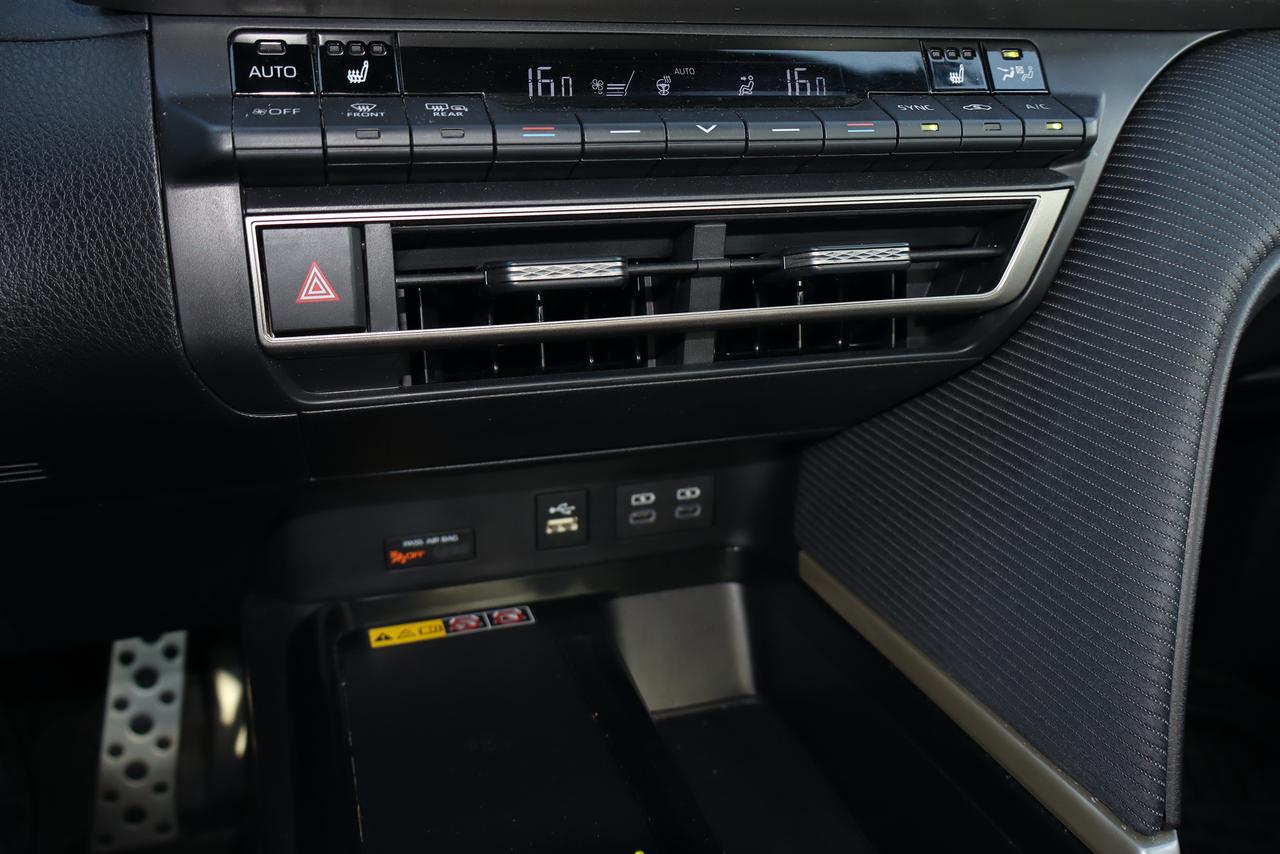 2026 Toyota Camry SE Hybrid Photo