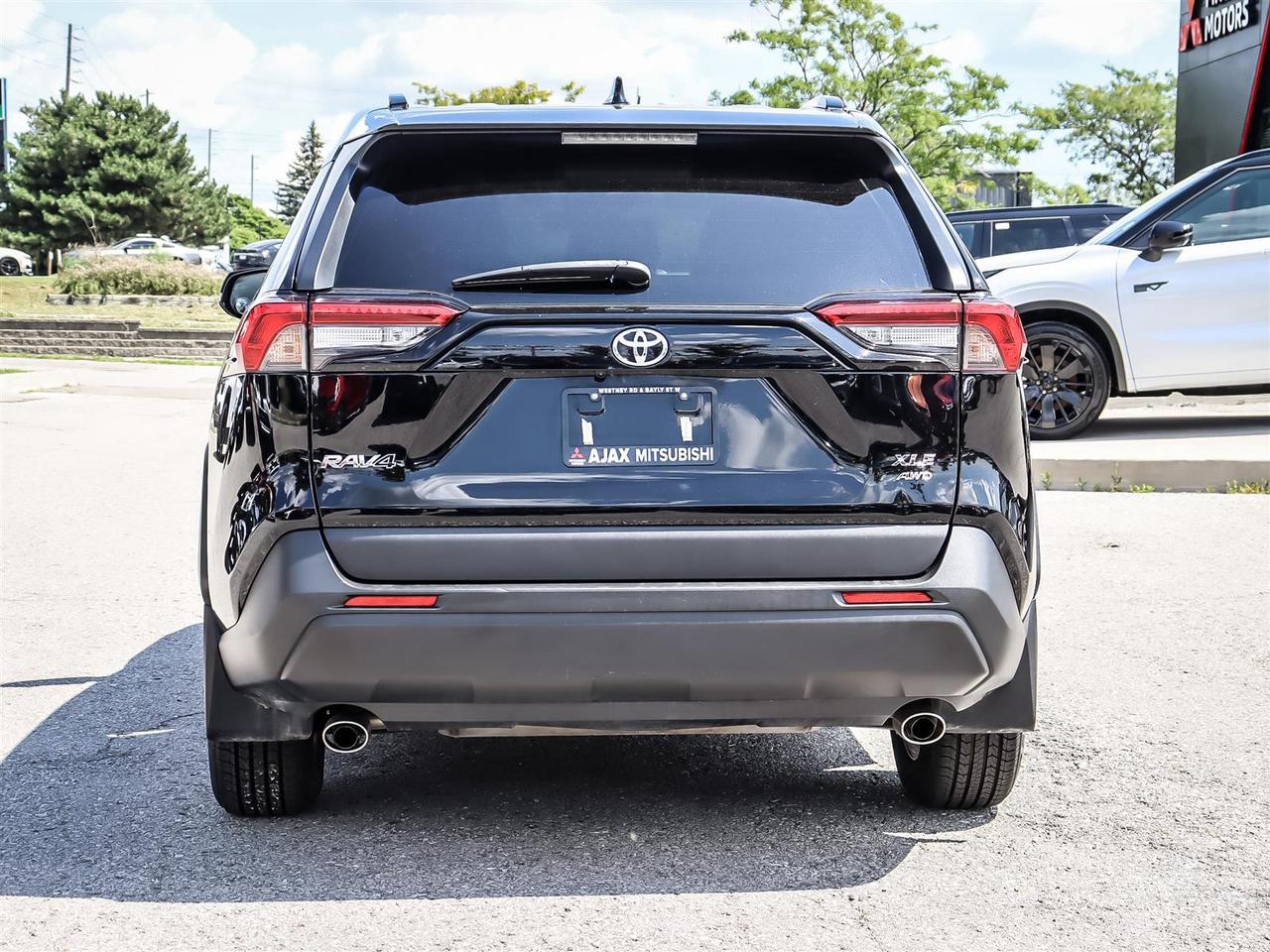 2022 Toyota RAV4 XLE AWD Photo3