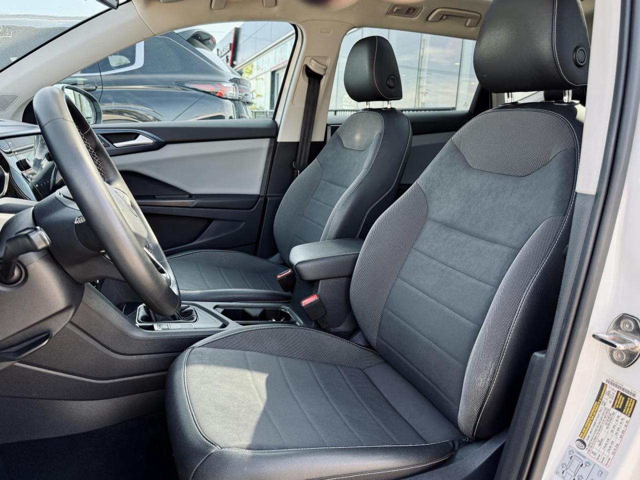 2022 Volkswagen Taos Comfortline 1.5T 8sp at w/ Tip Photo