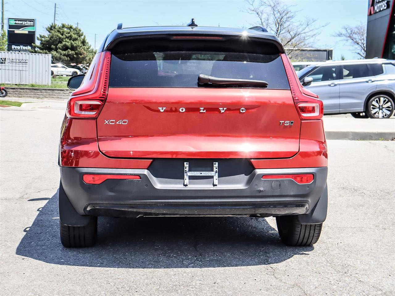 2022 Volvo XC40 T5 AWD Momentum Photo