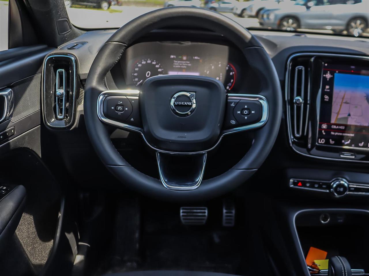 2022 Volvo XC40 T5 AWD Momentum Photo