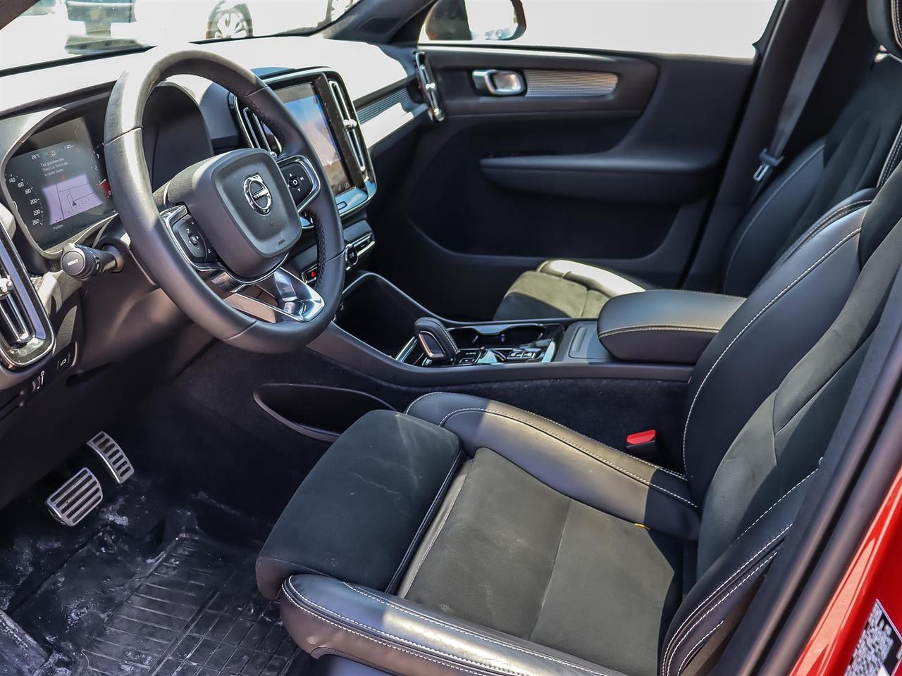 2022 Volvo XC40 T5 AWD Momentum Photo