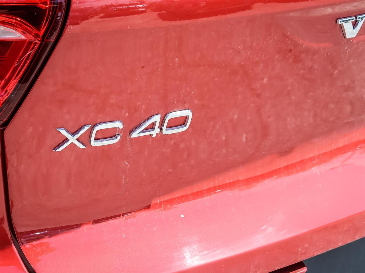 2022 Volvo XC40 T5 AWD Momentum Photo