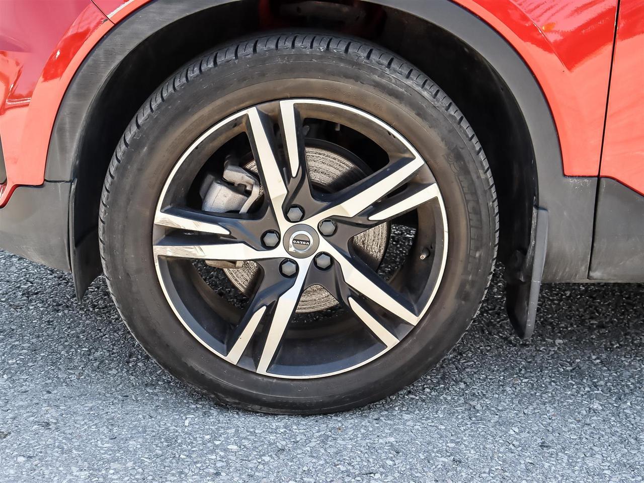 2022 Volvo XC40 T5 AWD Momentum Photo