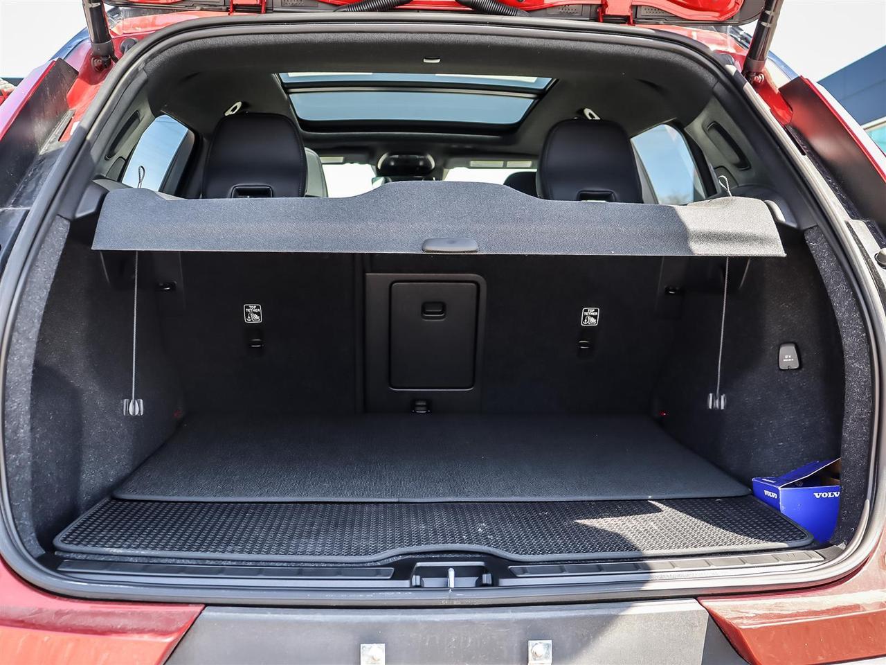 2022 Volvo XC40 T5 AWD Momentum Photo