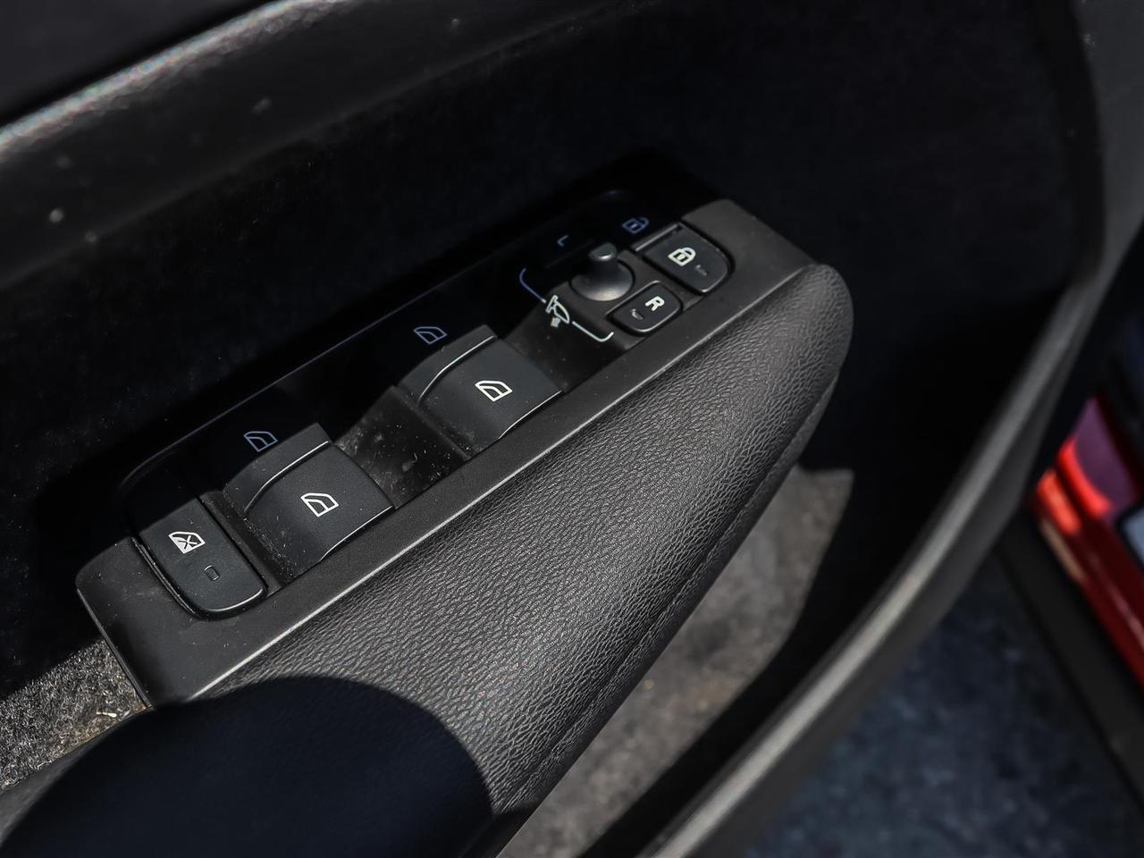 2022 Volvo XC40 T5 AWD Momentum Photo