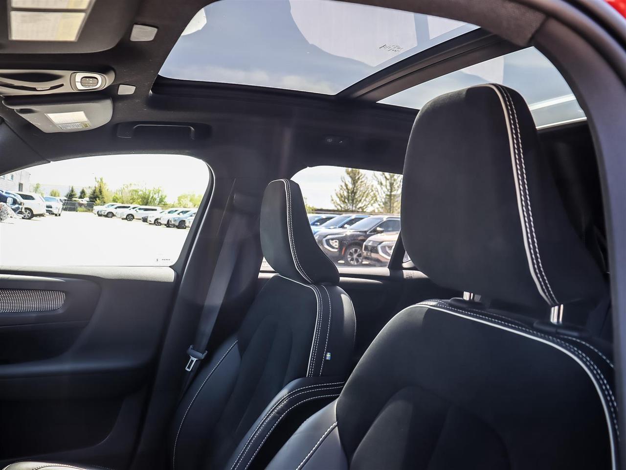 2022 Volvo XC40 T5 AWD Momentum Photo