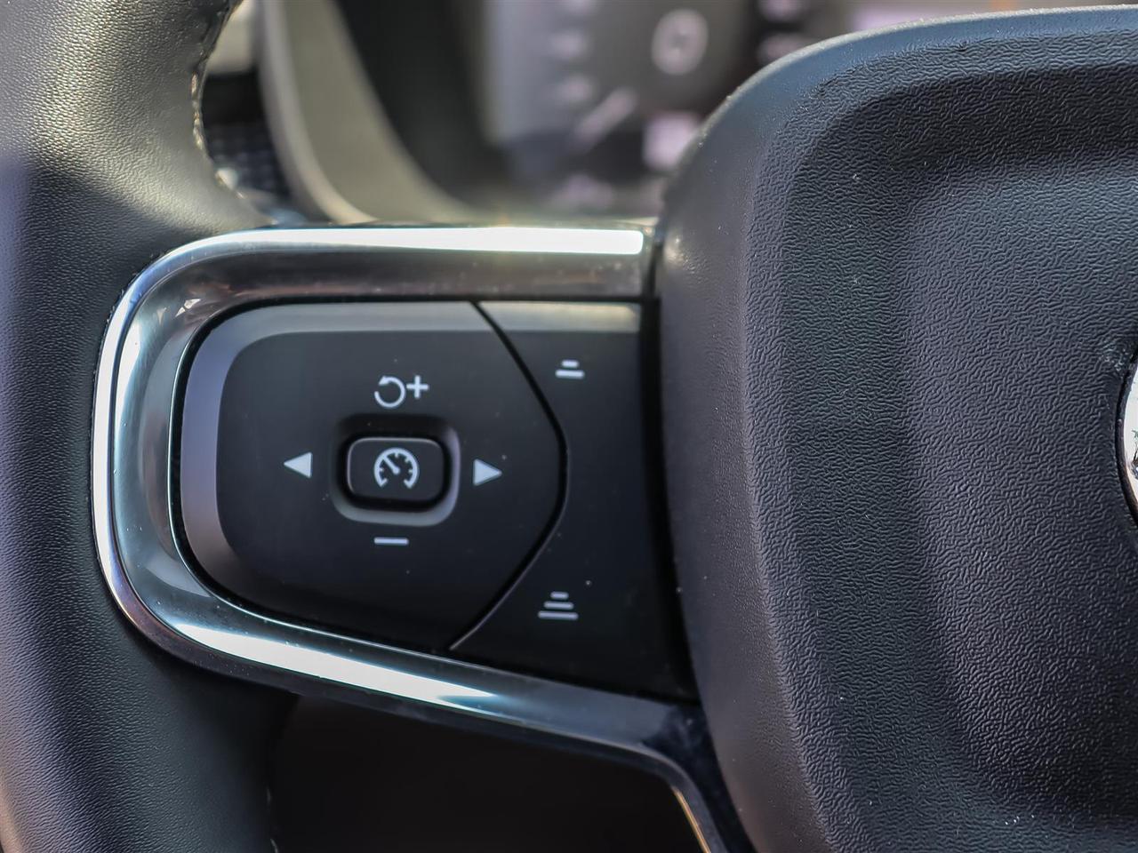 2022 Volvo XC40 T5 AWD Momentum Photo