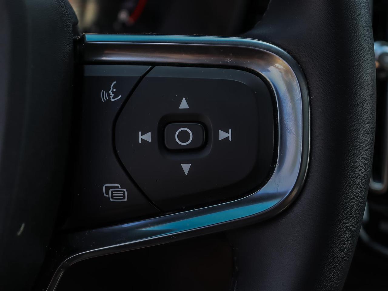 2022 Volvo XC40 T5 AWD Momentum Photo