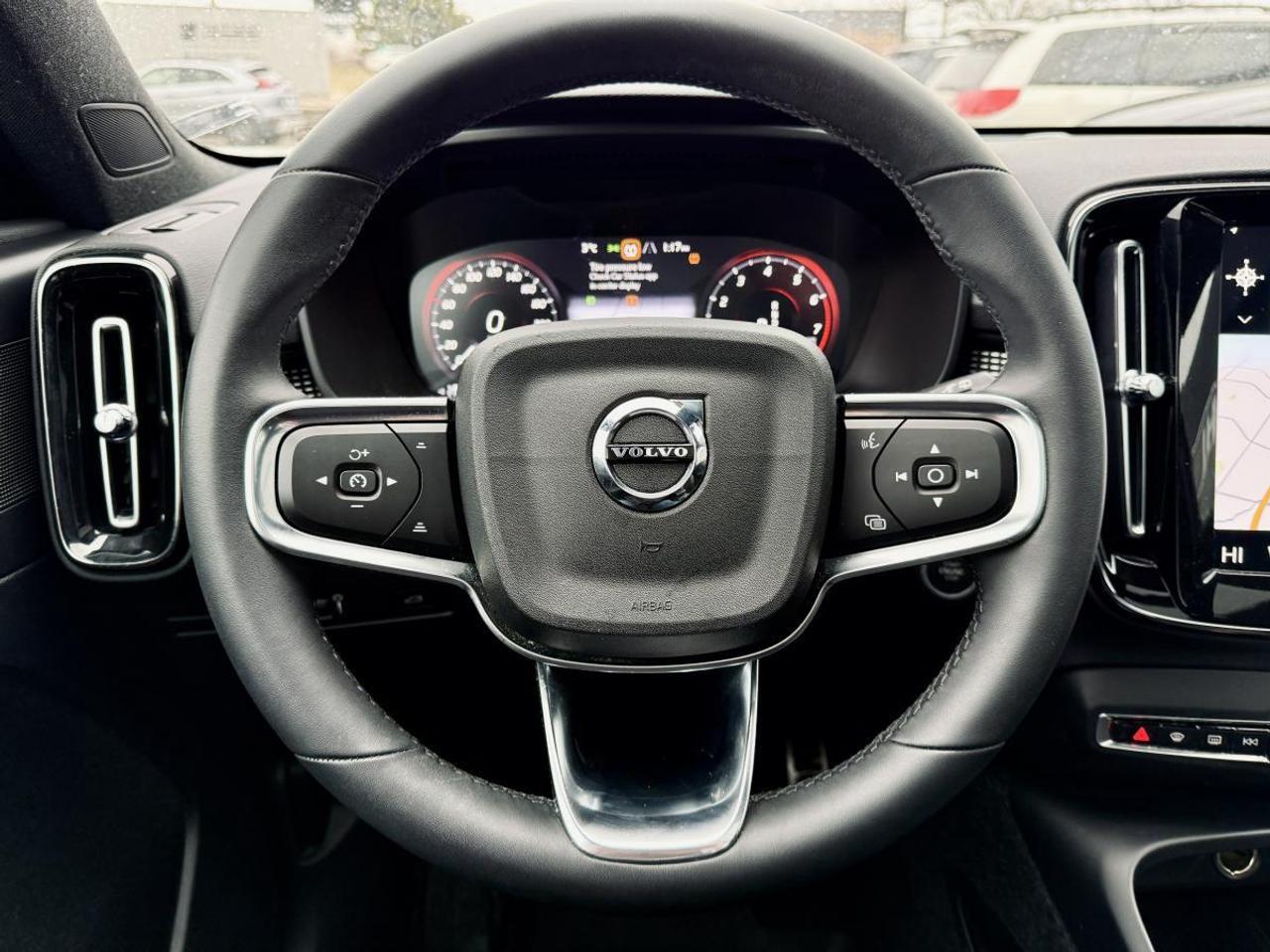 2022 Volvo XC40 T5 AWD Momentum Photo