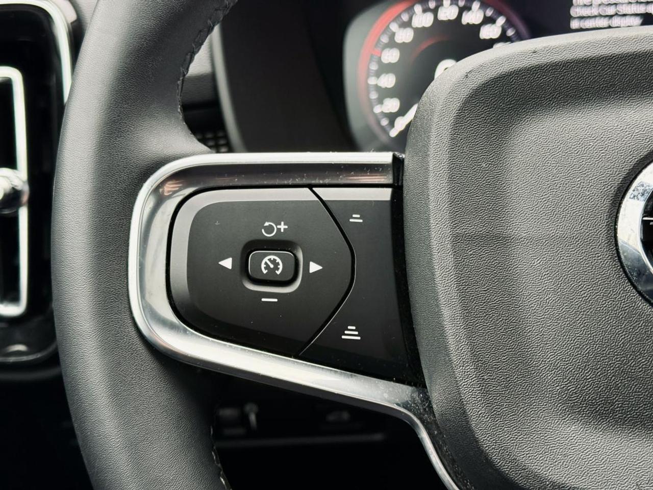 2022 Volvo XC40 T5 AWD Momentum Photo