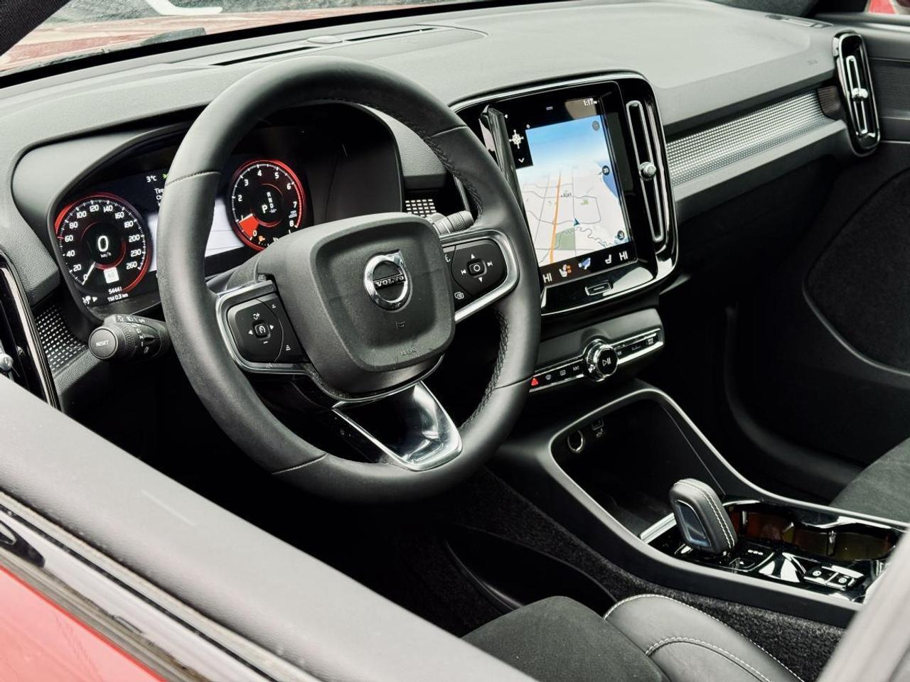 2022 Volvo XC40 T5 AWD Momentum Photo
