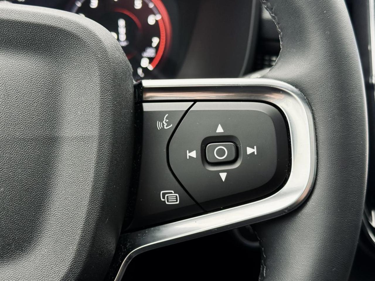 2022 Volvo XC40 T5 AWD Momentum Photo
