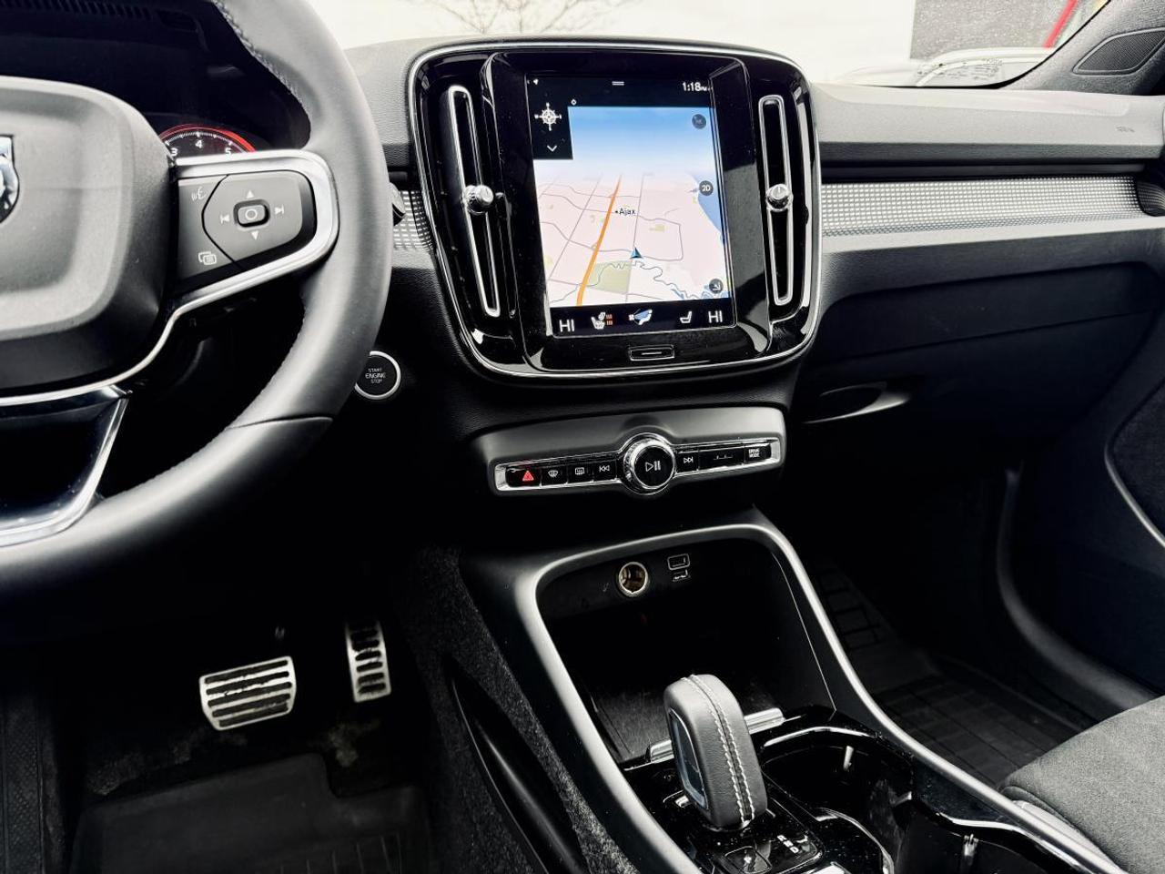 2022 Volvo XC40 T5 AWD Momentum Photo