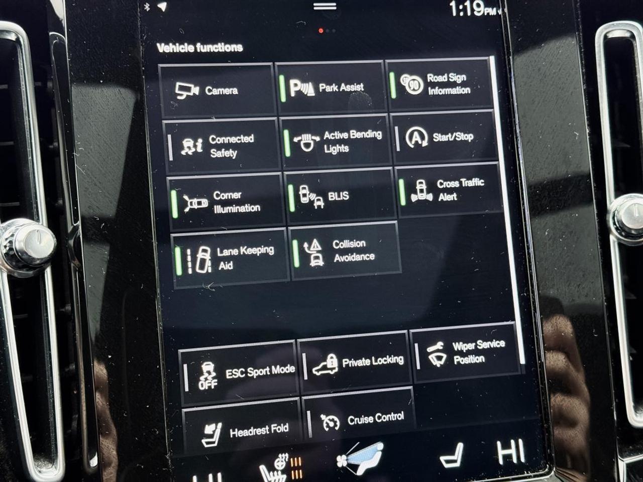 2022 Volvo XC40 T5 AWD Momentum Photo