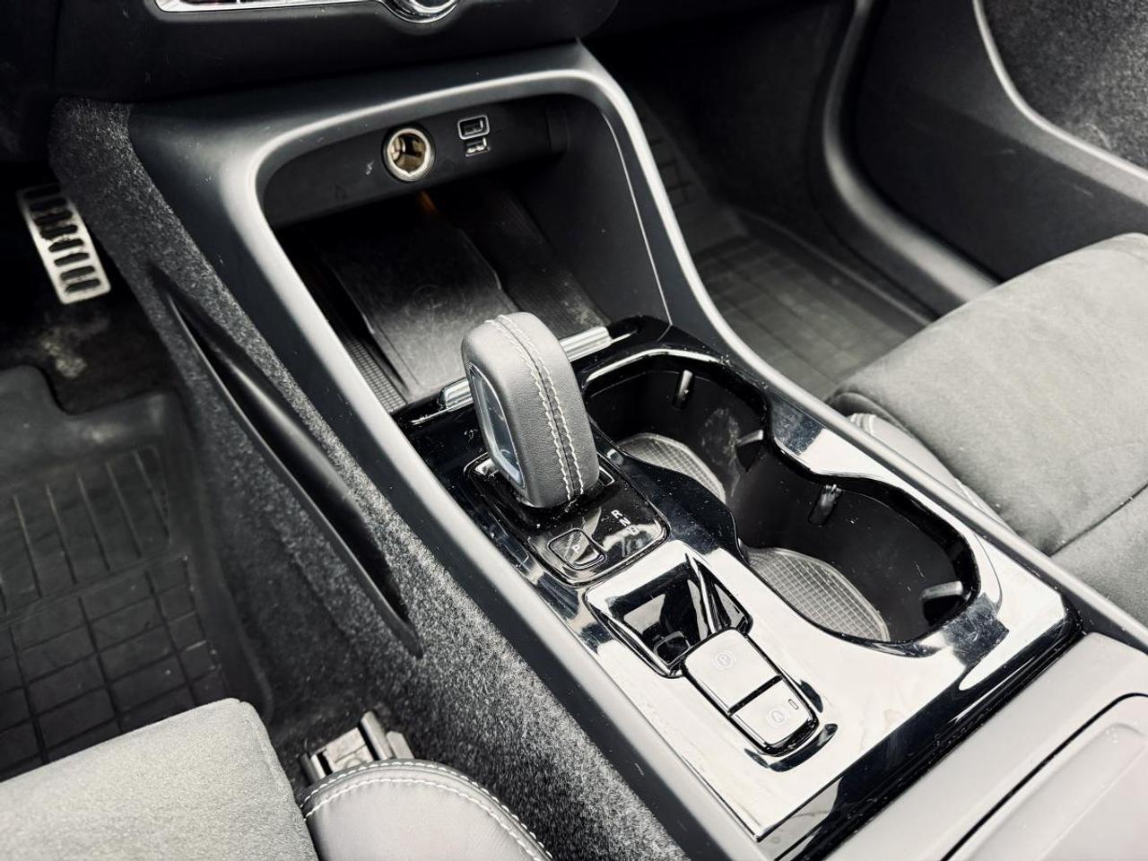 2022 Volvo XC40 T5 AWD Momentum Photo