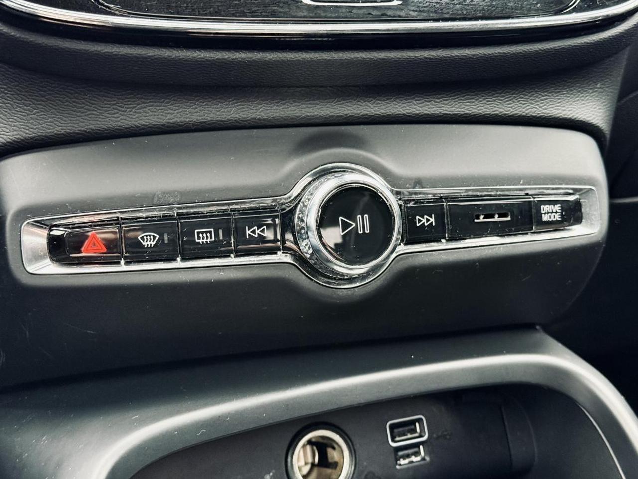 2022 Volvo XC40 T5 AWD Momentum Photo