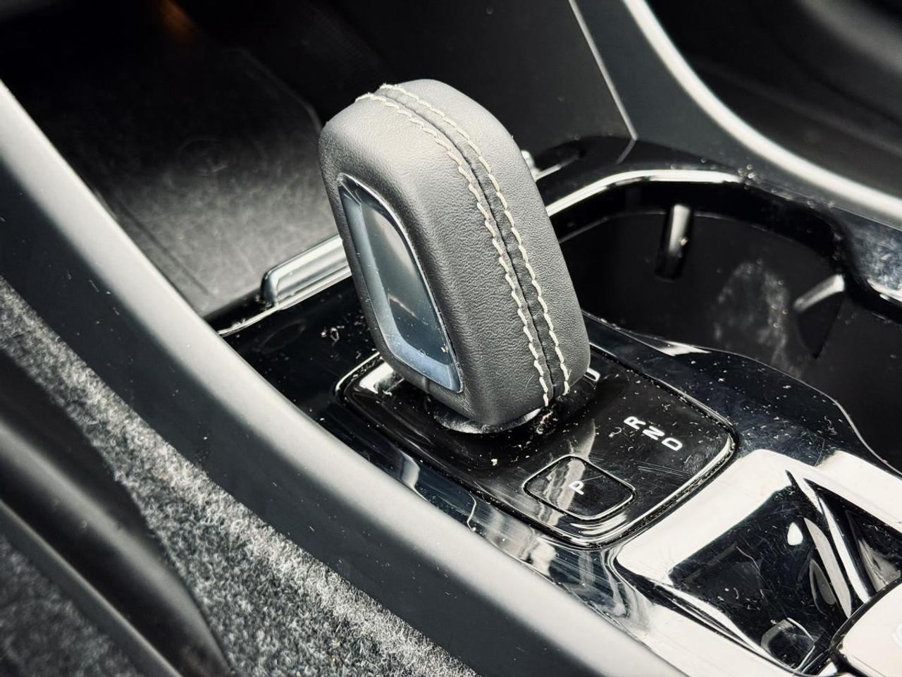 2022 Volvo XC40 T5 AWD Momentum Photo