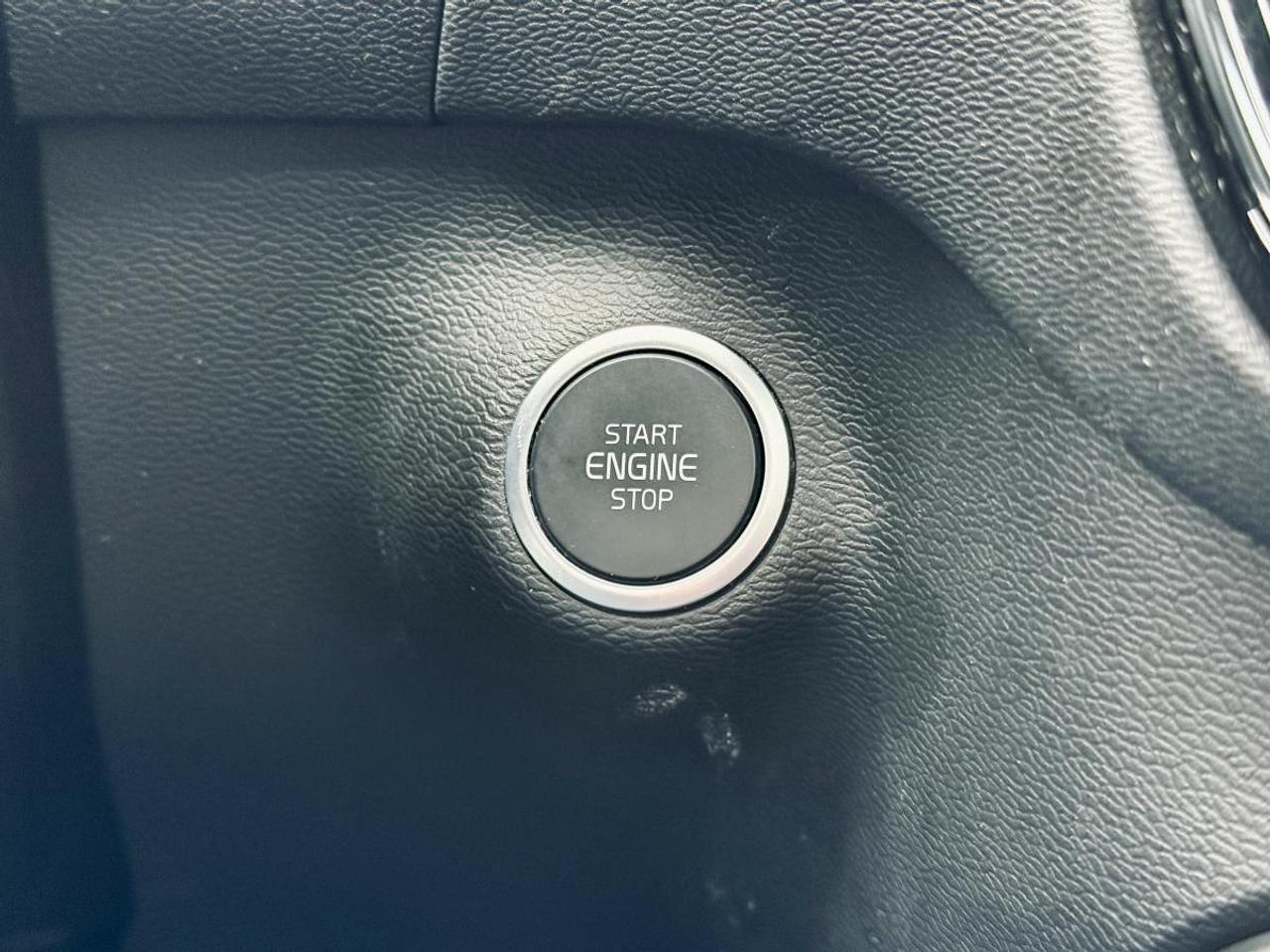 2022 Volvo XC40 T5 AWD Momentum Photo