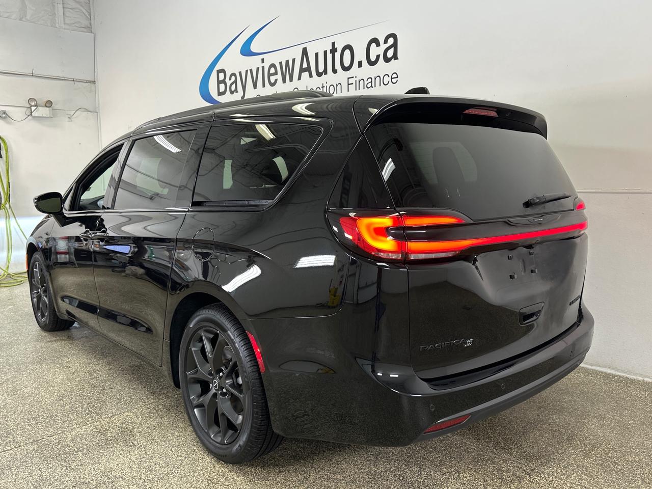 2026 Chrysler Pacifica Limited LIMITED/PANOROOF/LEATHER/14KM/1 OWNER LEASE DIRECT! Photo