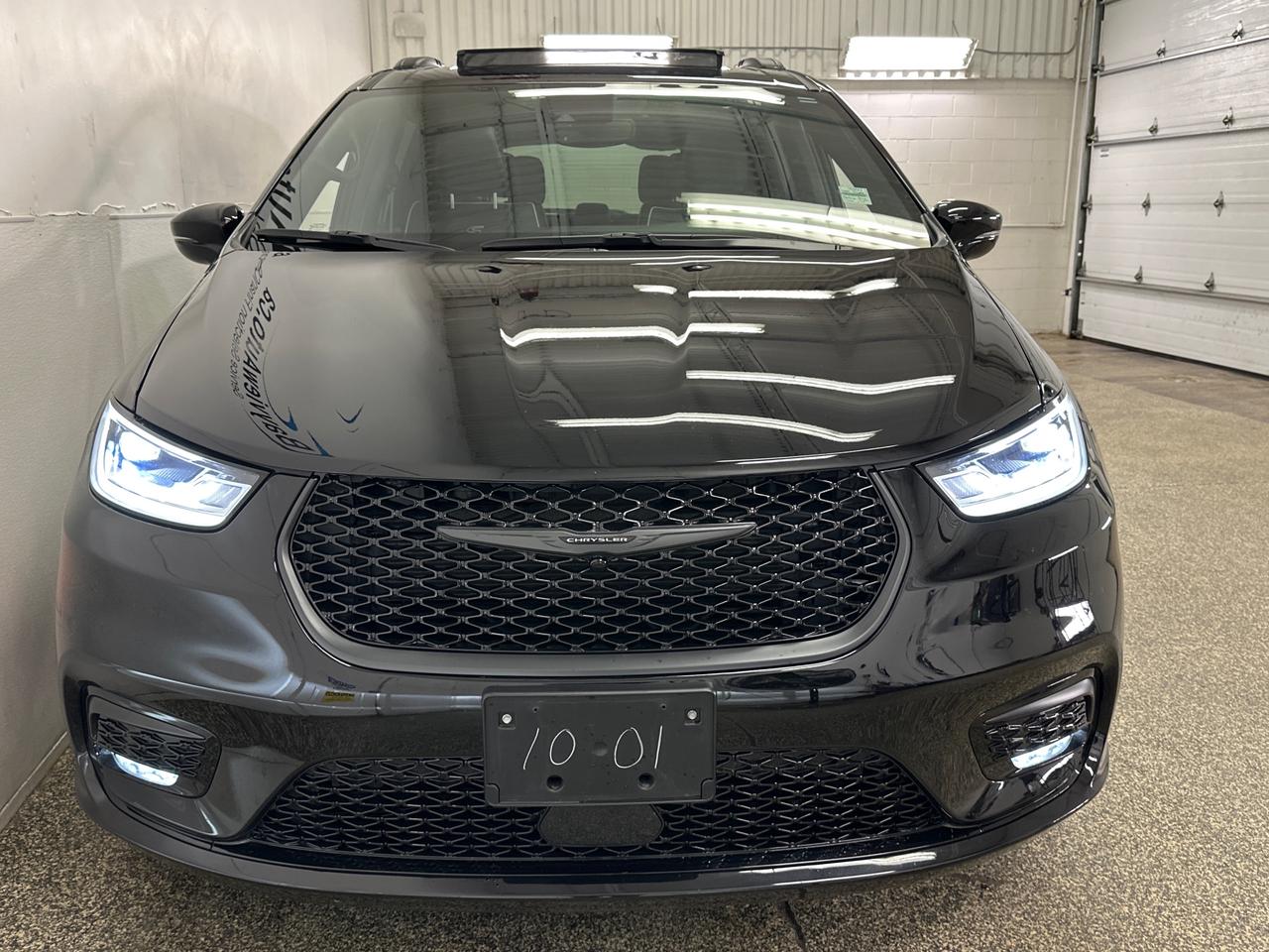 2026 Chrysler Pacifica Limited LIMITED/PANOROOF/LEATHER/14KM/1 OWNER LEASE DIRECT! Photo
