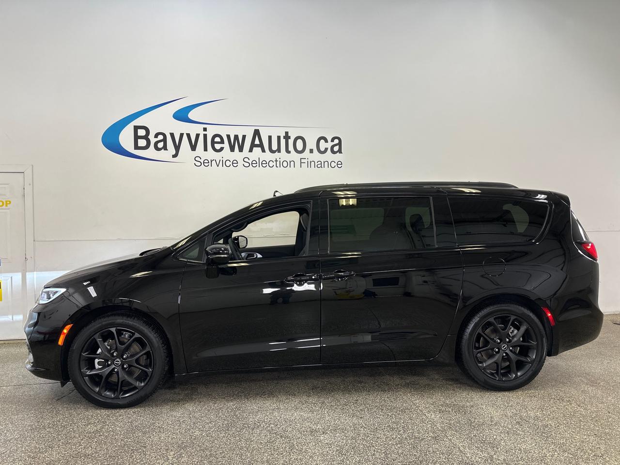 2026 Chrysler Pacifica Limited LIMITED/PANOROOF/LEATHER/14KM/1 OWNER LEASE DIRECT! Photo