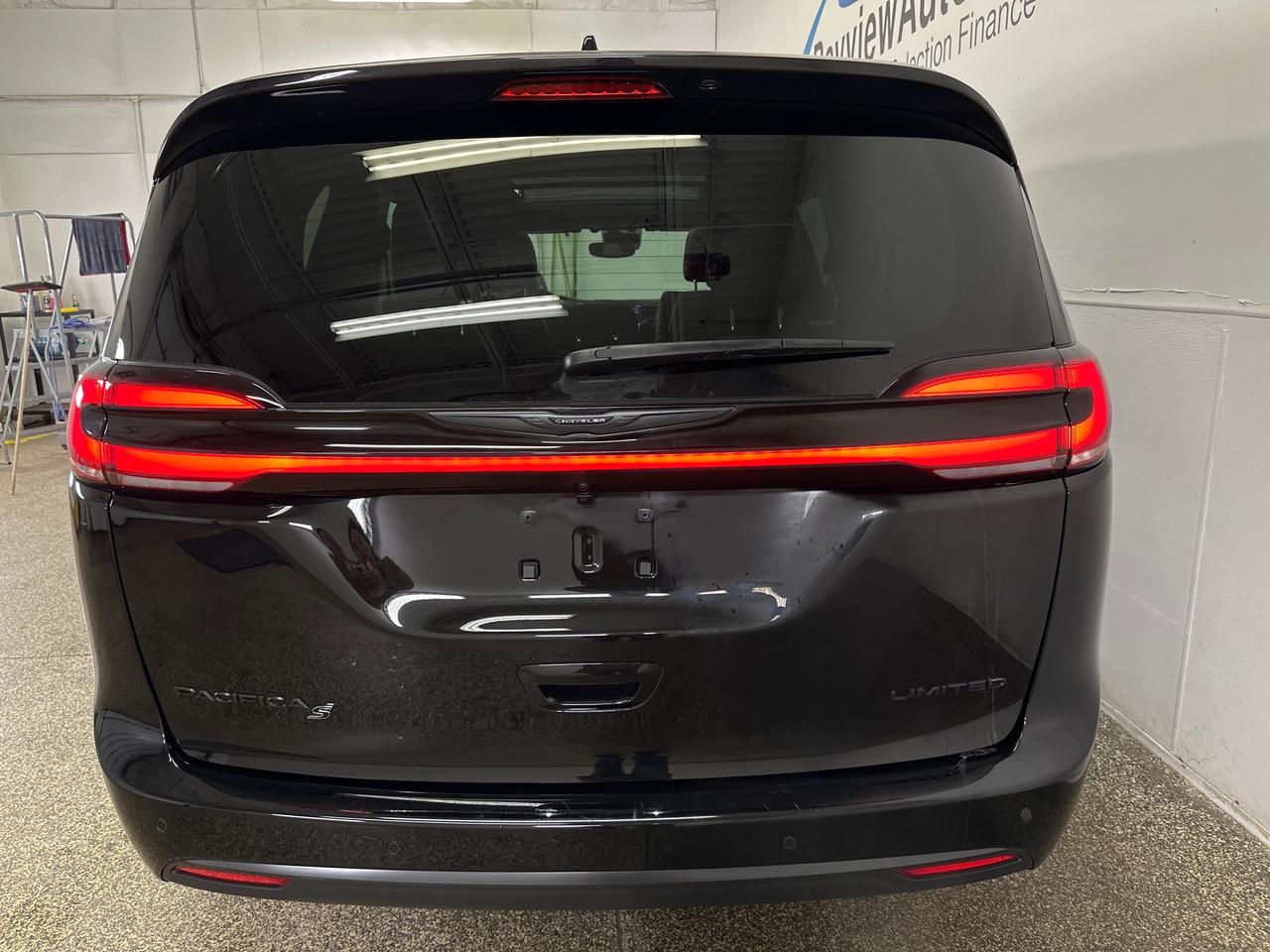 2026 Chrysler Pacifica Limited LIMITED/PANOROOF/LEATHER/14KM/1 OWNER LEASE DIRECT! Photo