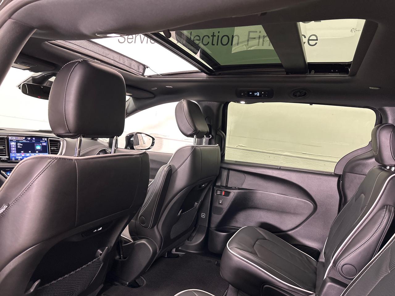 2026 Chrysler Pacifica Limited LIMITED/PANOROOF/LEATHER/14KM/1 OWNER LEASE DIRECT! Photo