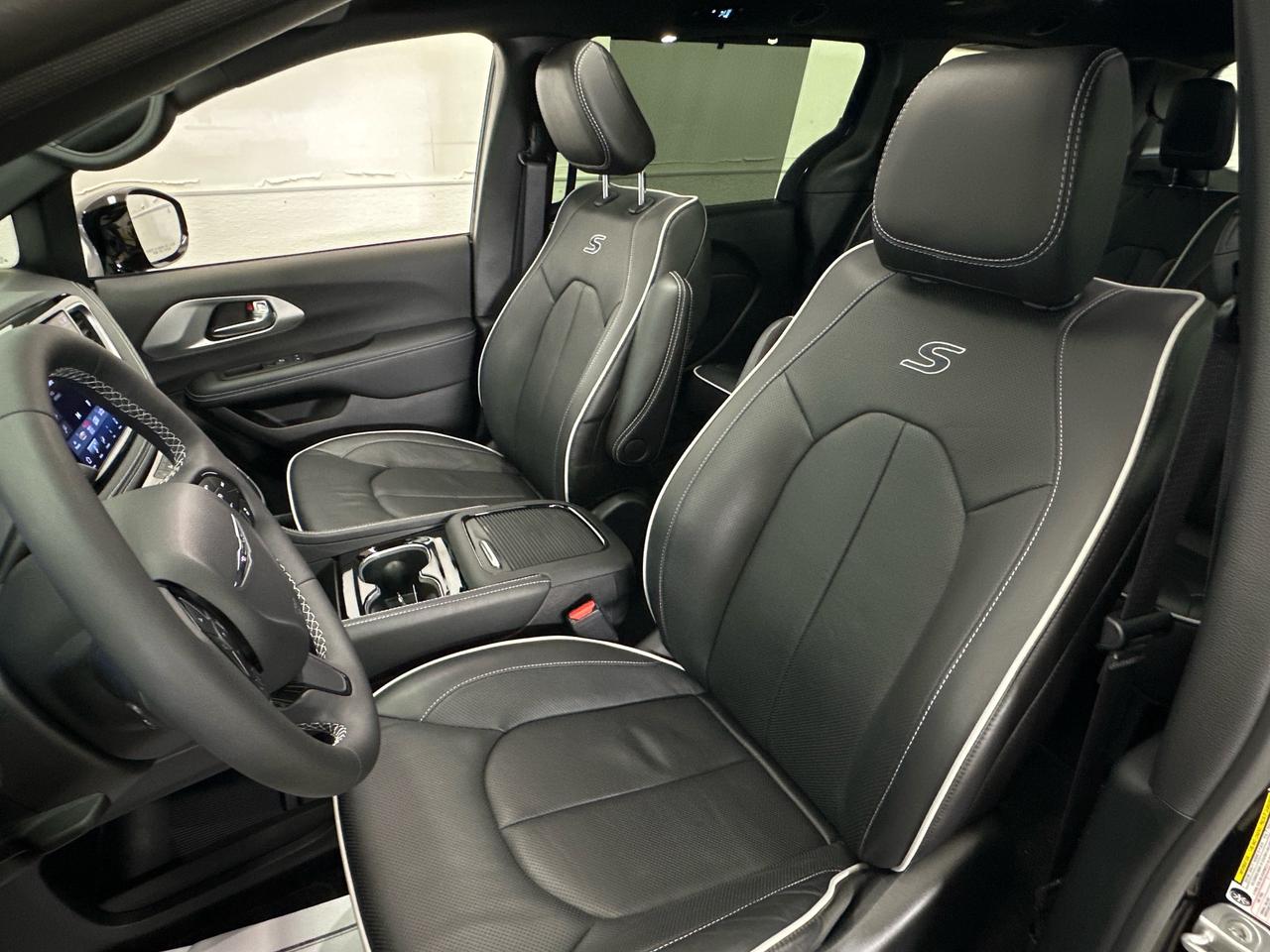2026 Chrysler Pacifica Limited LIMITED/PANOROOF/LEATHER/14KM/1 OWNER LEASE DIRECT! Photo