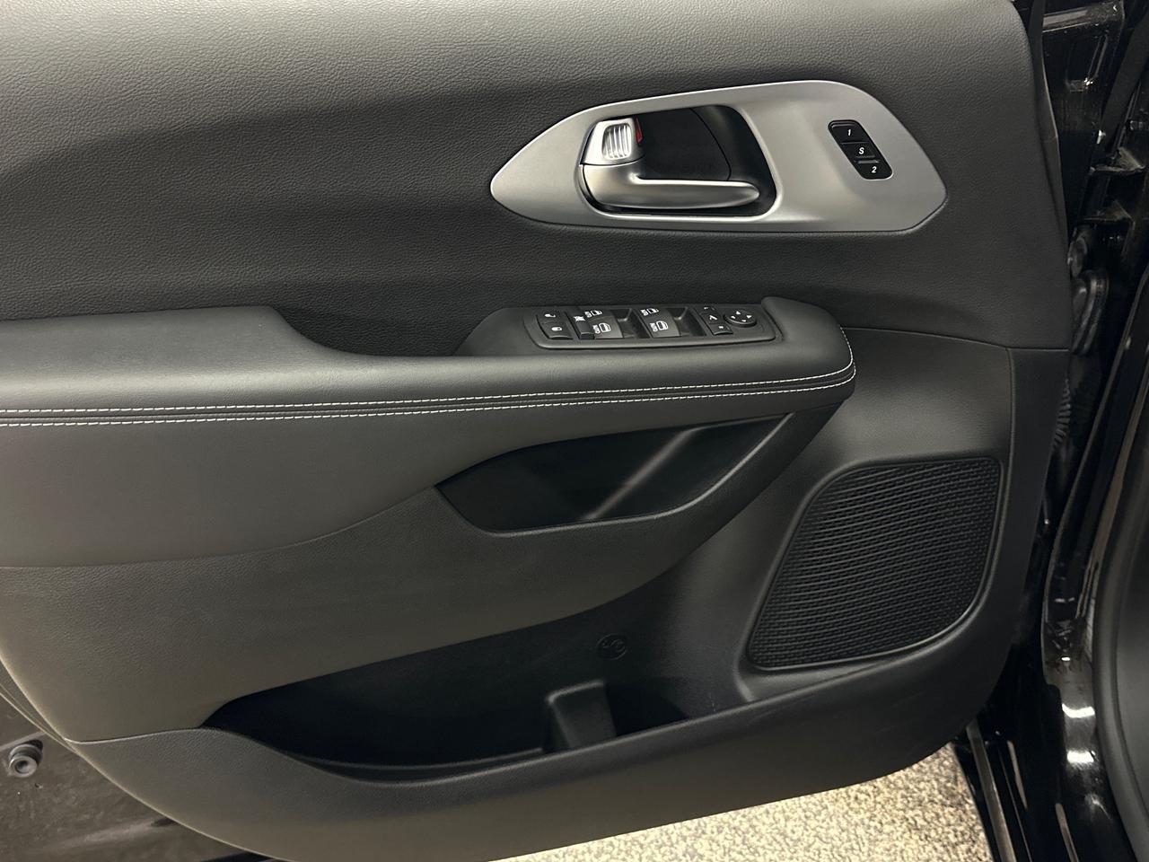 2026 Chrysler Pacifica Limited LIMITED/PANOROOF/LEATHER/14KM/1 OWNER LEASE DIRECT! Photo