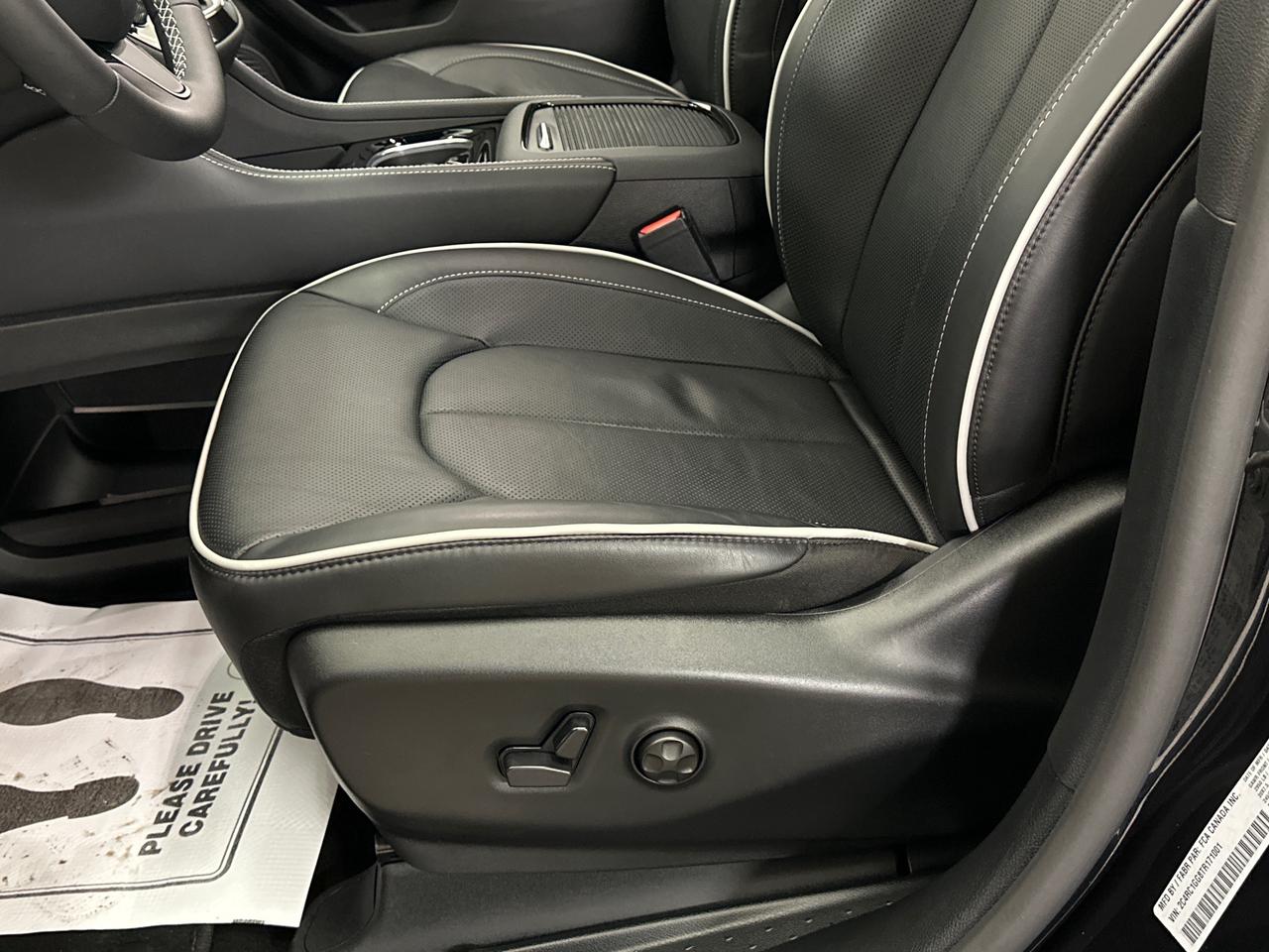 2026 Chrysler Pacifica Limited LIMITED/PANOROOF/LEATHER/14KM/1 OWNER LEASE DIRECT! Photo