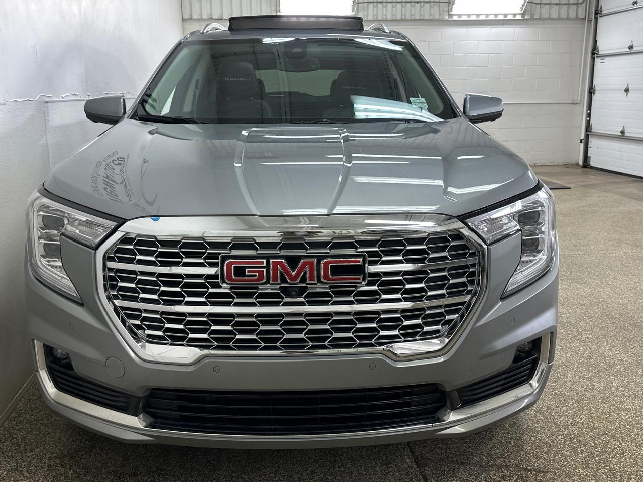 2024 GMC Terrain Denali DENALI/AWD/PANOROOF/LEATHER/NAVI/OFF 1 OWNER GM LEASE! Photo1