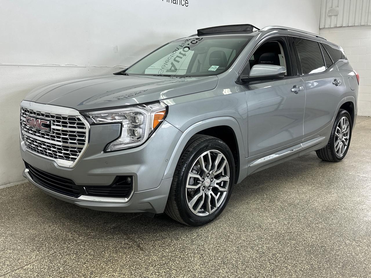 2024 GMC Terrain Denali DENALI/AWD/PANOROOF/LEATHER/NAVI/OFF 1 OWNER GM LEASE! Photo