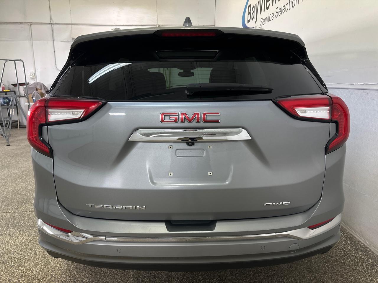 2024 GMC Terrain Denali DENALI/AWD/PANOROOF/LEATHER/NAVI/OFF 1 OWNER GM LEASE! Photo