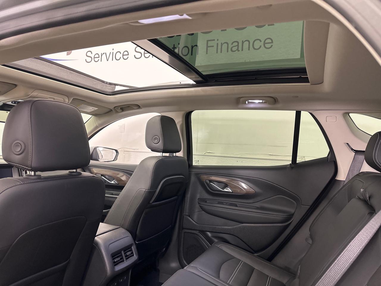 2024 GMC Terrain Denali DENALI/AWD/PANOROOF/LEATHER/NAVI/OFF 1 OWNER GM LEASE! Photo