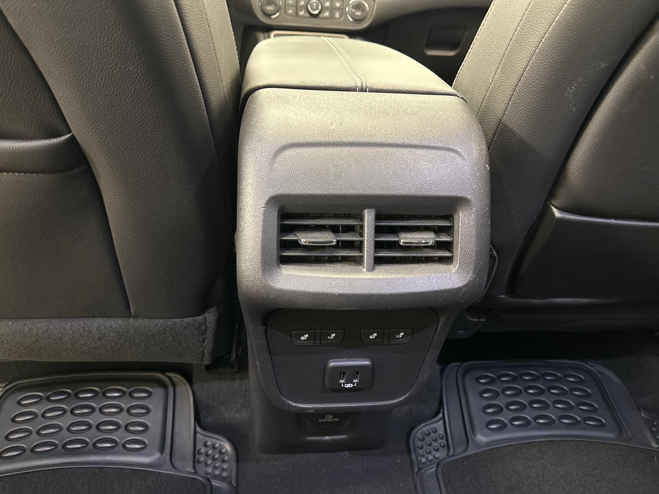 2024 GMC Terrain Denali DENALI/AWD/PANOROOF/LEATHER/NAVI/OFF 1 OWNER GM LEASE! Photo