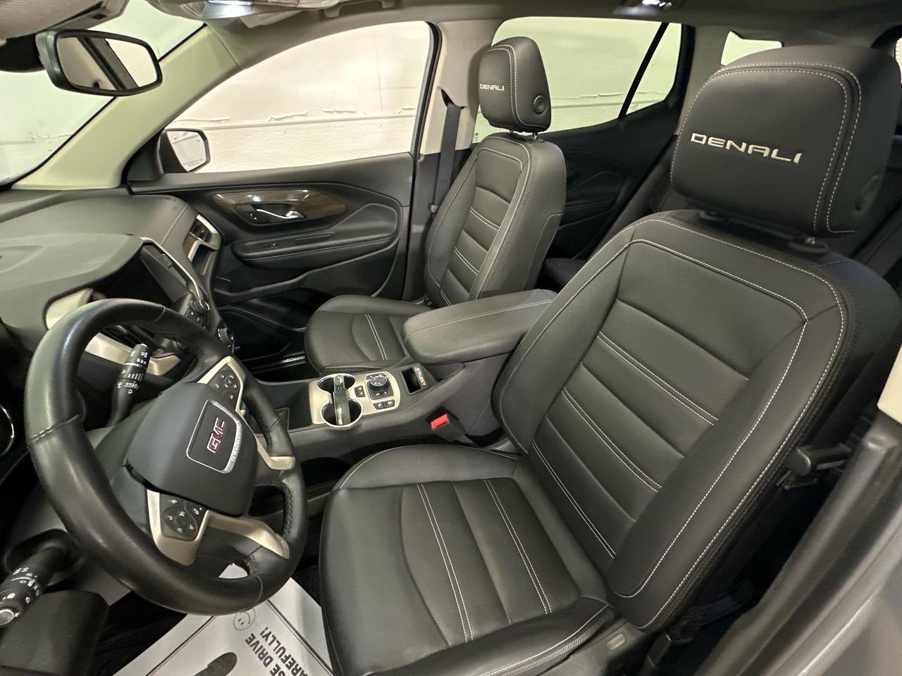 2024 GMC Terrain Denali DENALI/AWD/PANOROOF/LEATHER/NAVI/OFF 1 OWNER GM LEASE! Photo