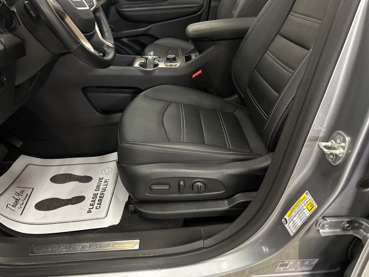 2024 GMC Terrain Denali DENALI/AWD/PANOROOF/LEATHER/NAVI/OFF 1 OWNER GM LEASE! Photo