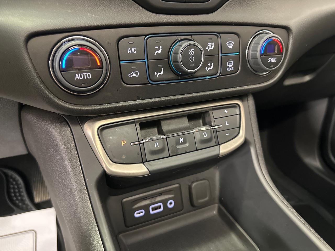 2024 GMC Terrain Denali DENALI/AWD/PANOROOF/LEATHER/NAVI/OFF 1 OWNER GM LEASE! Photo